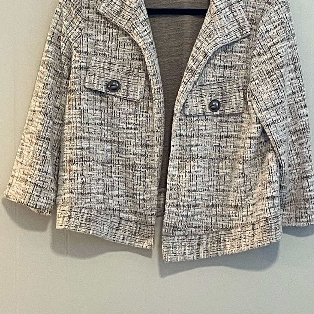 Laura Cruz Textured Tweed Jacket in Ivory and Black. Item 11379